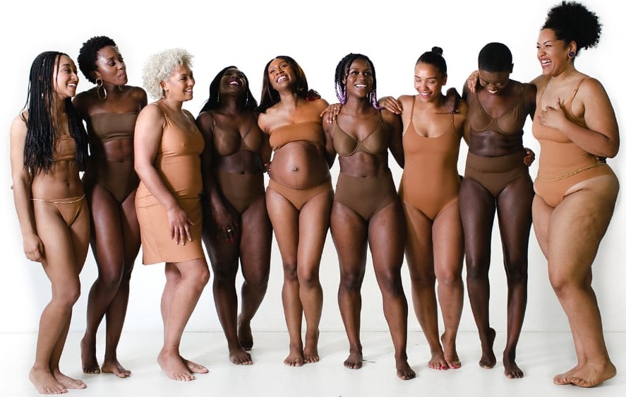 O nude na cor da pele negra  é tendência em vestuário, acessórios e maquiagens