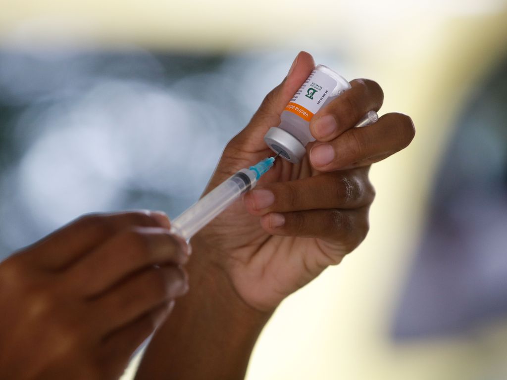 Vacinação drive thru- Uerj- Tânia Rego- Brasil vacina- brancos- negros