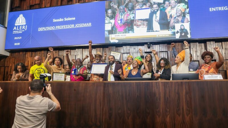 Movimento Negro Unificado lota a Alerj por Medalha Tiradentes