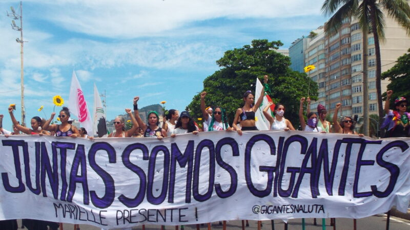 Mulheres se manifestam por direitos e respeito em Copacabana