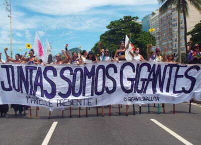 Mulheres se manifestam por direitos e respeito em Copacabana